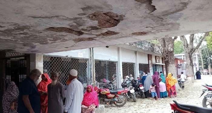 ঝুঁকির মধ্যে বিচারকার্য: দৌলতপুরে জরাজীর্ণ ভবনে চলছে সিনিয়র সহকারী জজ আদালত